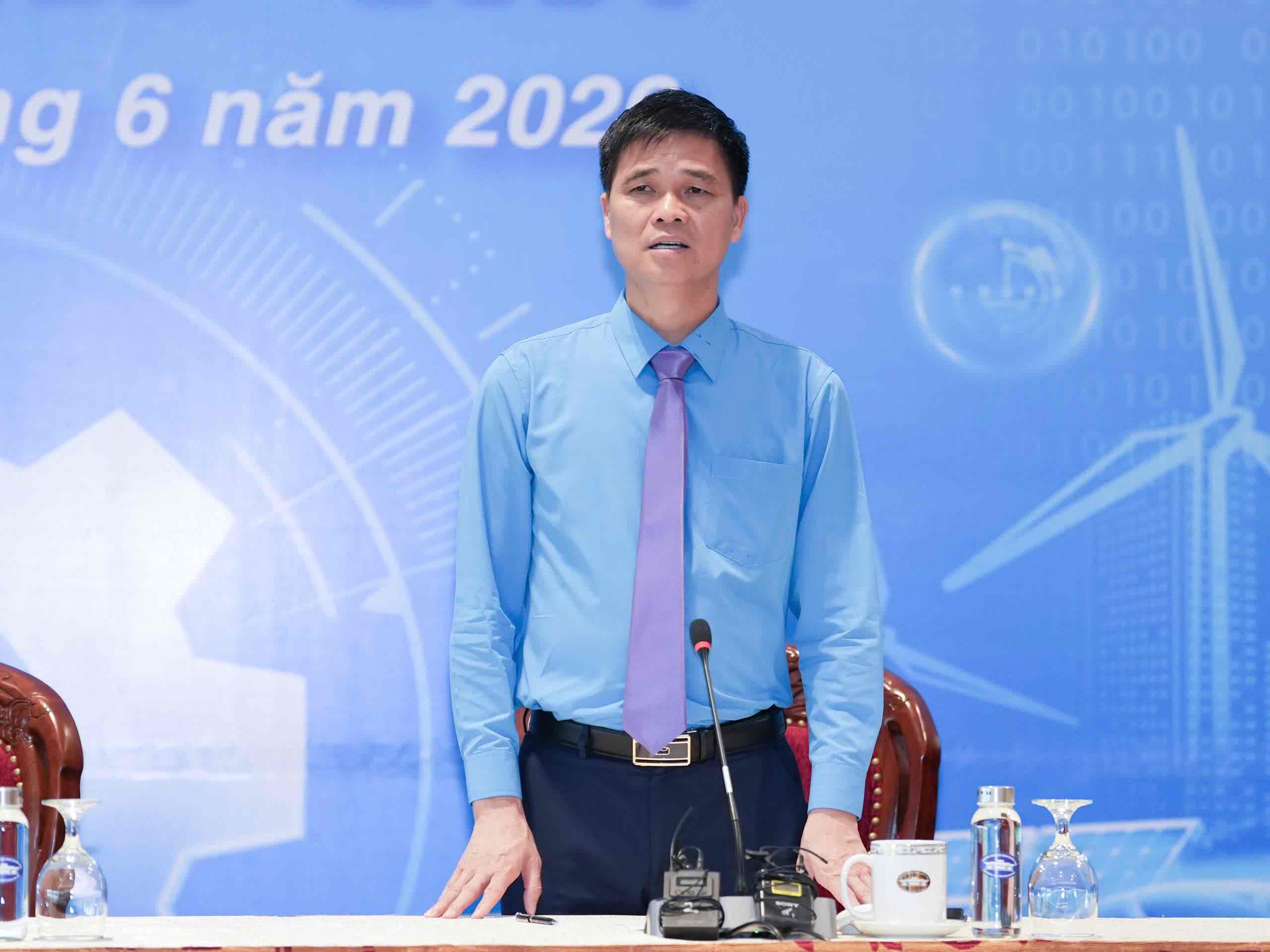 Vice President of the Vietnam General Confederation of Labor Ngo Duy Hieu explains the proposal to have 2 more days off on National Day. Photo: Huu Chanh