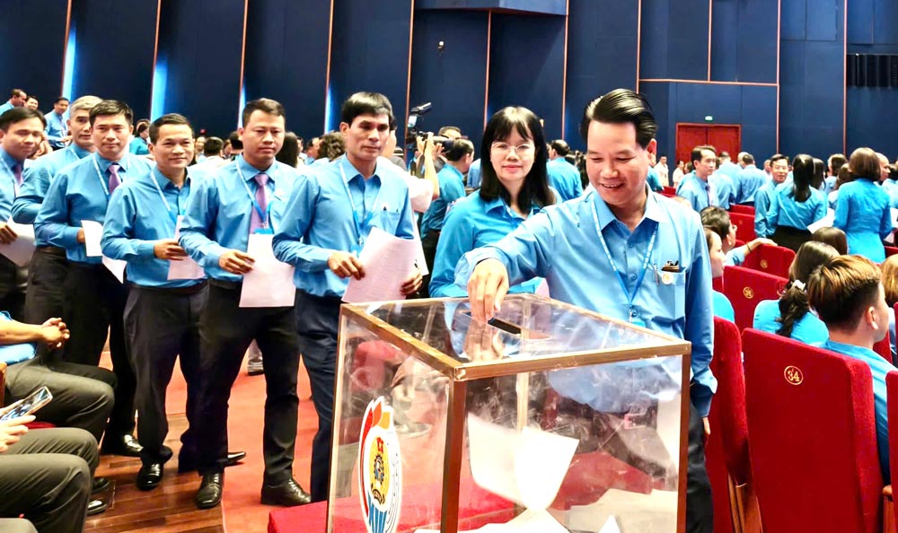 Mr. Le Trong Nguyen - Chairman of Lien Chieu Ward Trade Union (heading) expects the Prime Minister's commitments and orientations to be soon concretized by policies and actions. Photo provided by the character