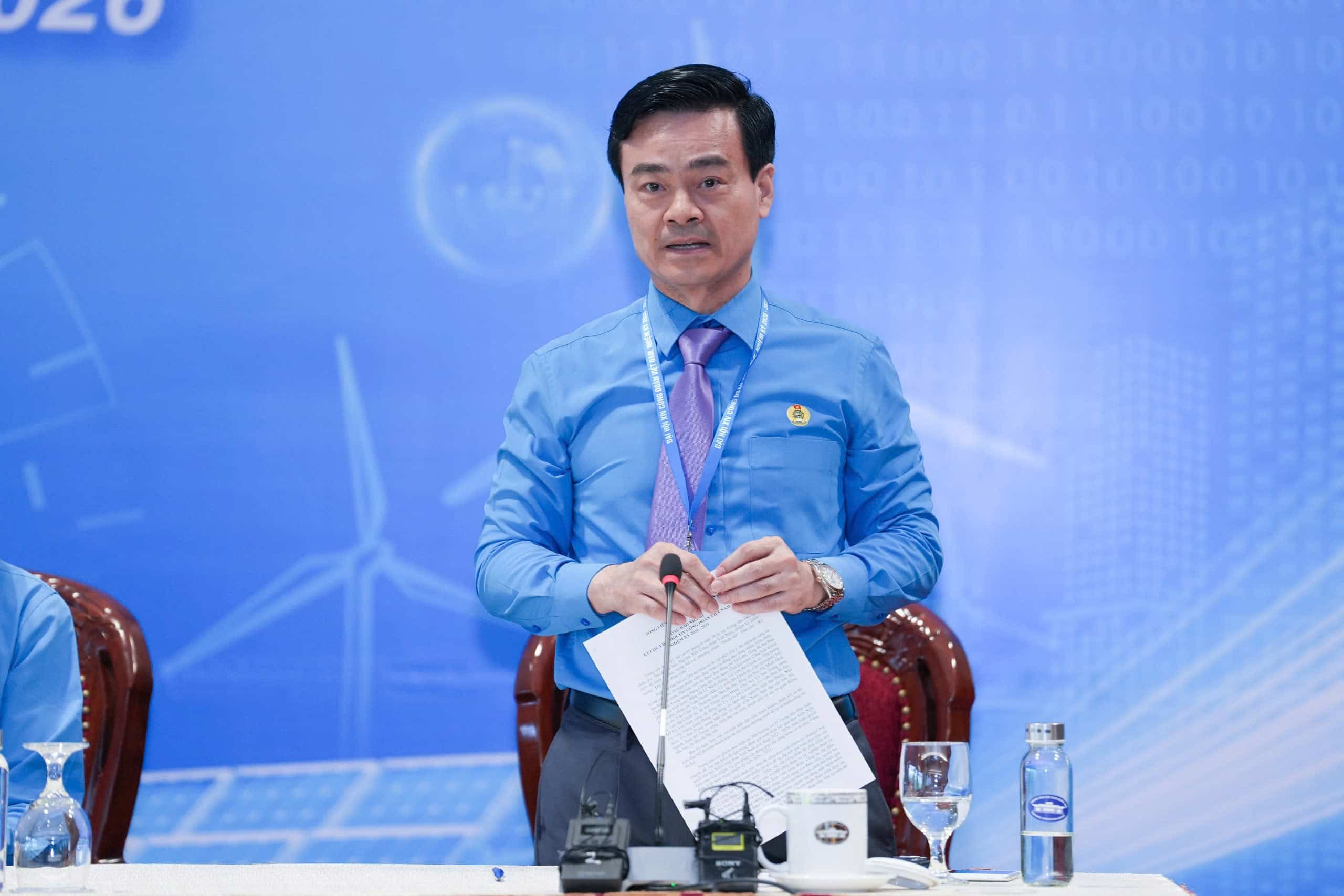Ông Lê Văn Nghĩa - Phó Chủ tịch Tổng Liên đoàn Lao động Việt Nam khóa XIV thông tin buổi họp báo. Ảnh: Hữu Chánh.