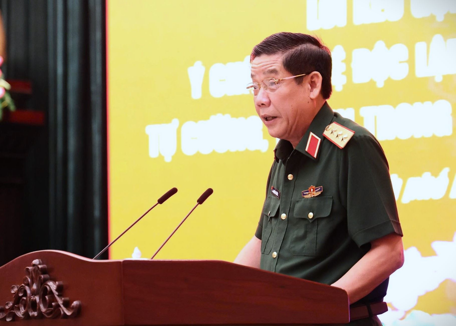 Thượng tướng Nguyễn Văn Gấu, Ủy viên Trung ương Đảng, Thứ trưởng Bộ Quốc phòng, phát biểu tại hội thảo.  Ảnh: Ngô Tùng