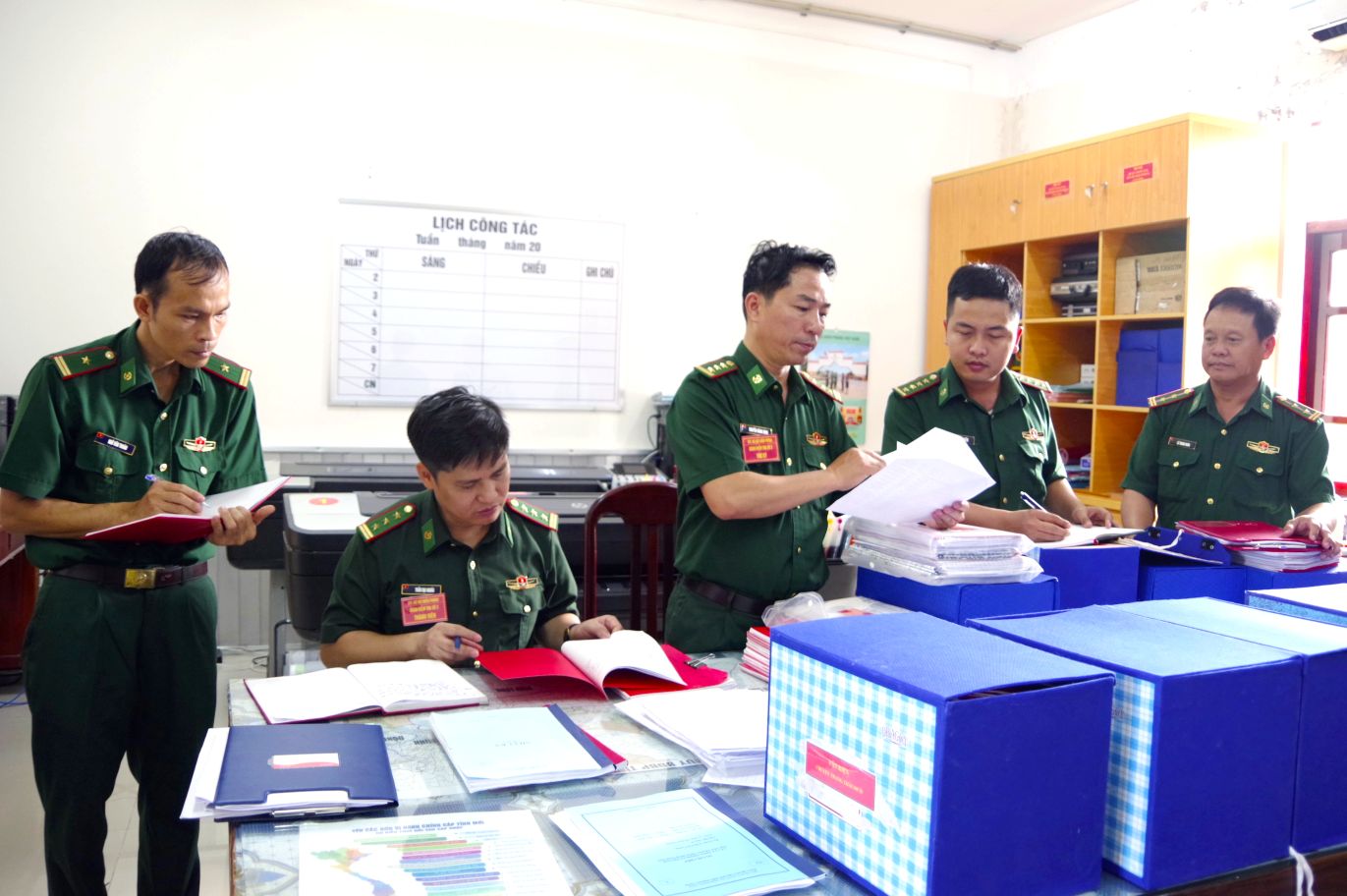Đoàn công tác kiểm tra sổ sách ngành tham mưu. Ảnh: Hòa Bình 