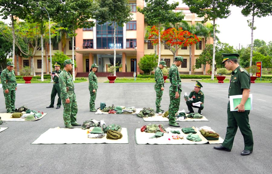 Kiểm tra quân tư trang. Ảnh: Hòa Bình 