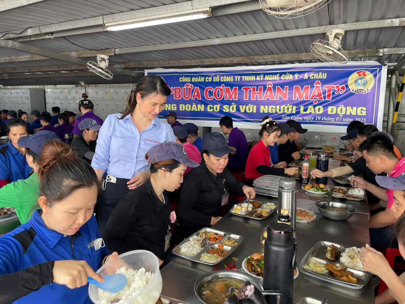 Bà Lê Thị Hương - Chủ tịch CĐCS Công ty TNHH Kỹ Nghệ Cửa Ý - Á Châu động viên công nhân tại chương trình “Bữa cơm Công đoàn“. Ảnh: Đình Trọng