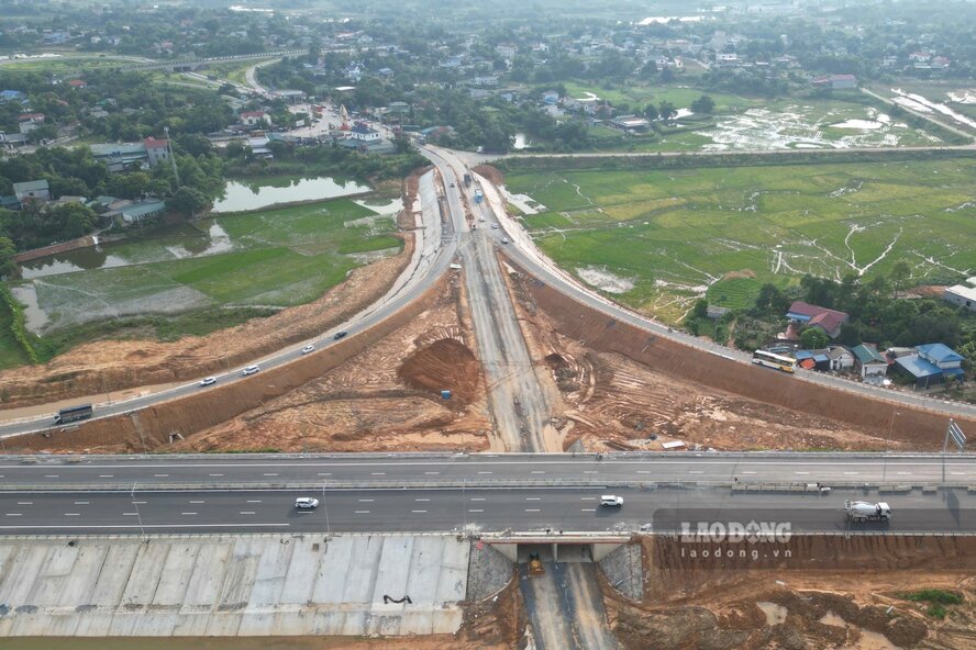 Hiện, nhà thầu đang tập kết vật liệu; thi công đào hố móng, lắp đặt ống nhựa, băng báo cáp hệ thống giao thông thông minh (đạt 80%); thi công lắp đặt tường chống ồn, tôn lượn sóng (đạt 85%); thi công móng cột đèn, trụ cần vươn, giá long môn, biển báo (đạt 50%).