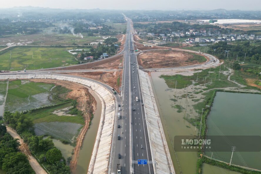 Dự án Đầu tư tuyến nối cao tốc Nội Bài - Lào Cai với cao tốc Tuyên Quang - Phú Thọ hơn 692 tỉ đồng, triển khai thi công từ giữa tháng 2.2025 đến nay.