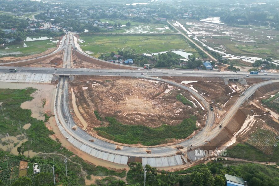 Công trình giao thông được xây dựng có tổng chiều dài hơn 2,7km, kết nối nút giao IC9 cao tốc Nội Bài - Lào Cai và điểm cuối cao tốc Tuyên Quang - Phú Thọ. Còn lại là hệ thống đường gom.