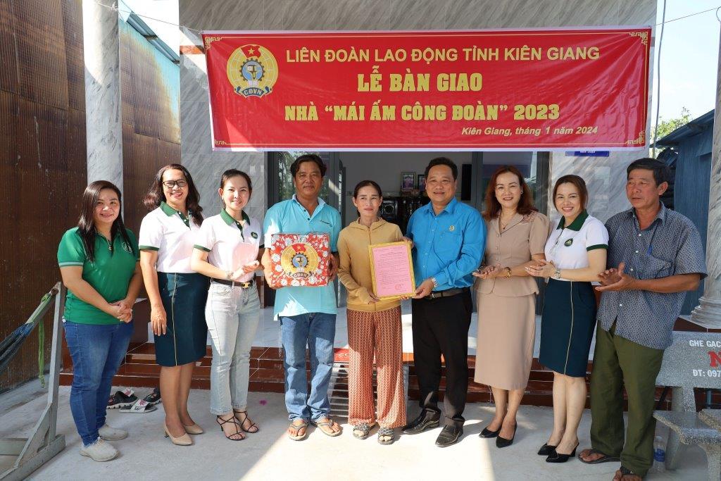 Trao nhà Mái ấm Công đoàn cho đoàn viên khó khăn của Công ty. Ảnh: Mỹ Linh