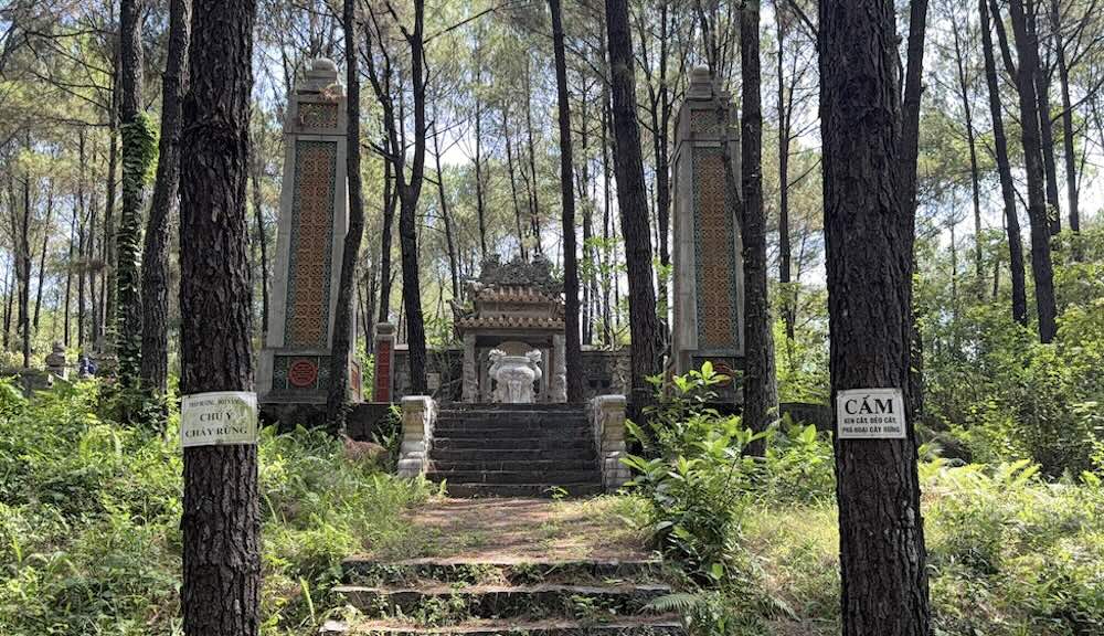 The jagged road leading to the tomb of the 6th king of the Nguyen Dynasty. Photo: Nguyen Luan
