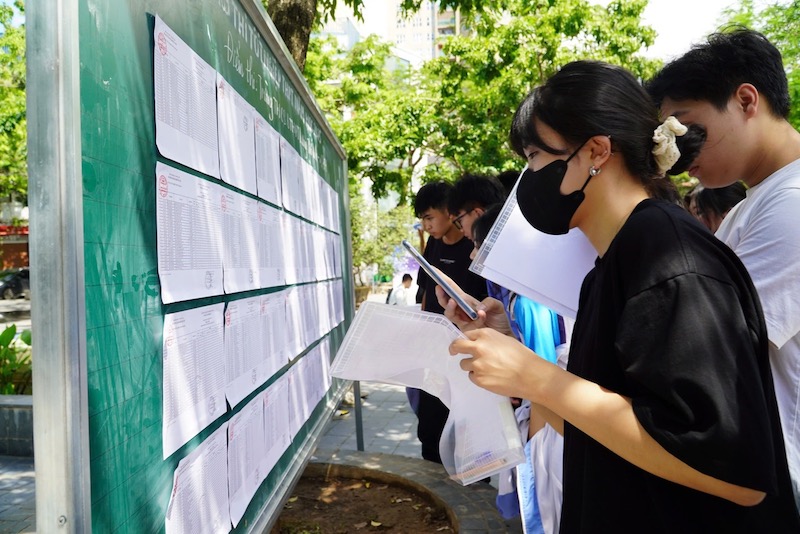 Wishes from parents to support students to conquer the university entrance exam. Photo: Tuong Van