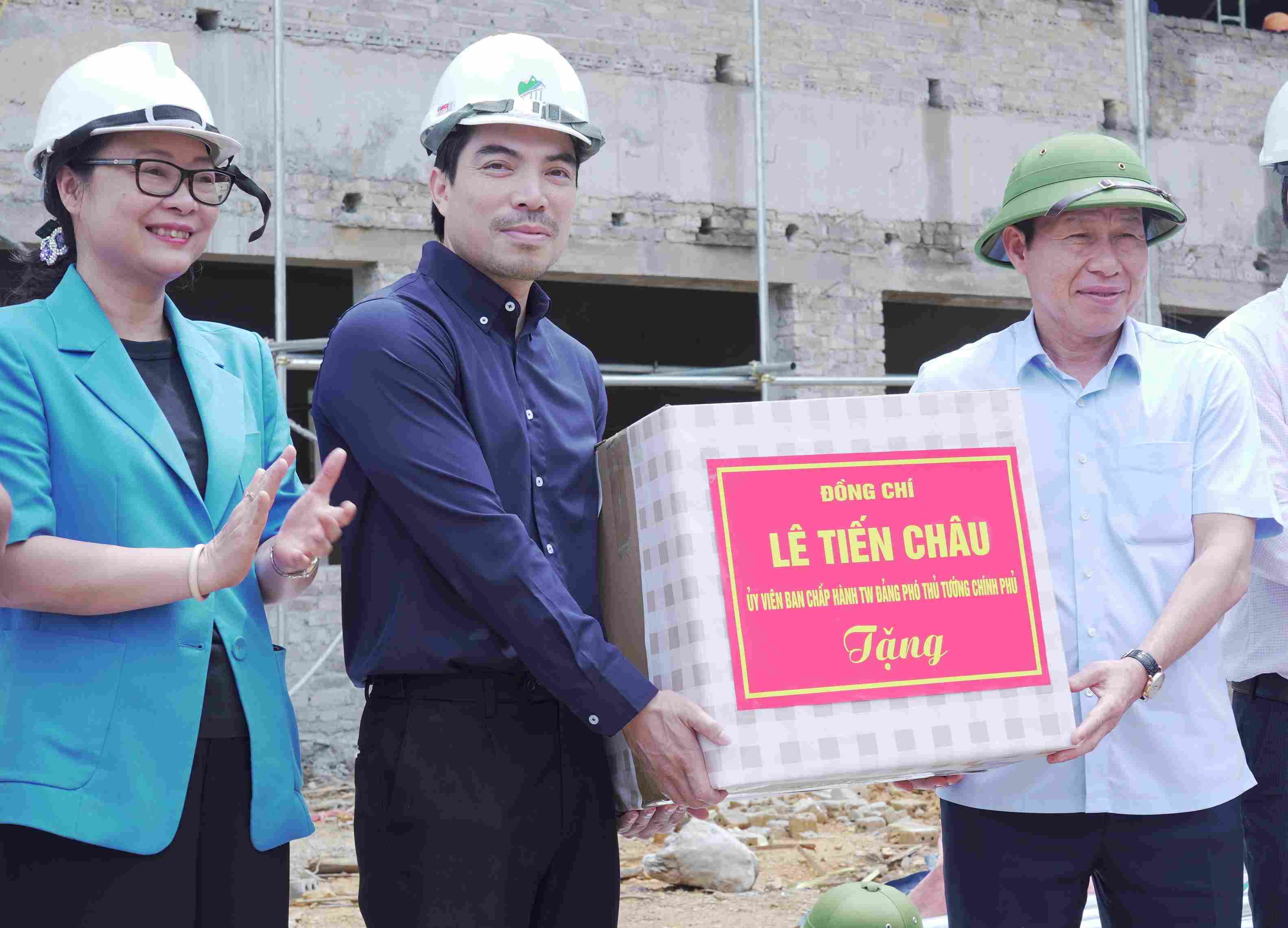 Phó Thủ tướng Lê Tiến Châu tặng quà động viên đơn vị thi công Dự án Trường phổ thông nội trú Tiểu học và THCS Trà Lĩnh. Ảnh: Nguyệt Hà