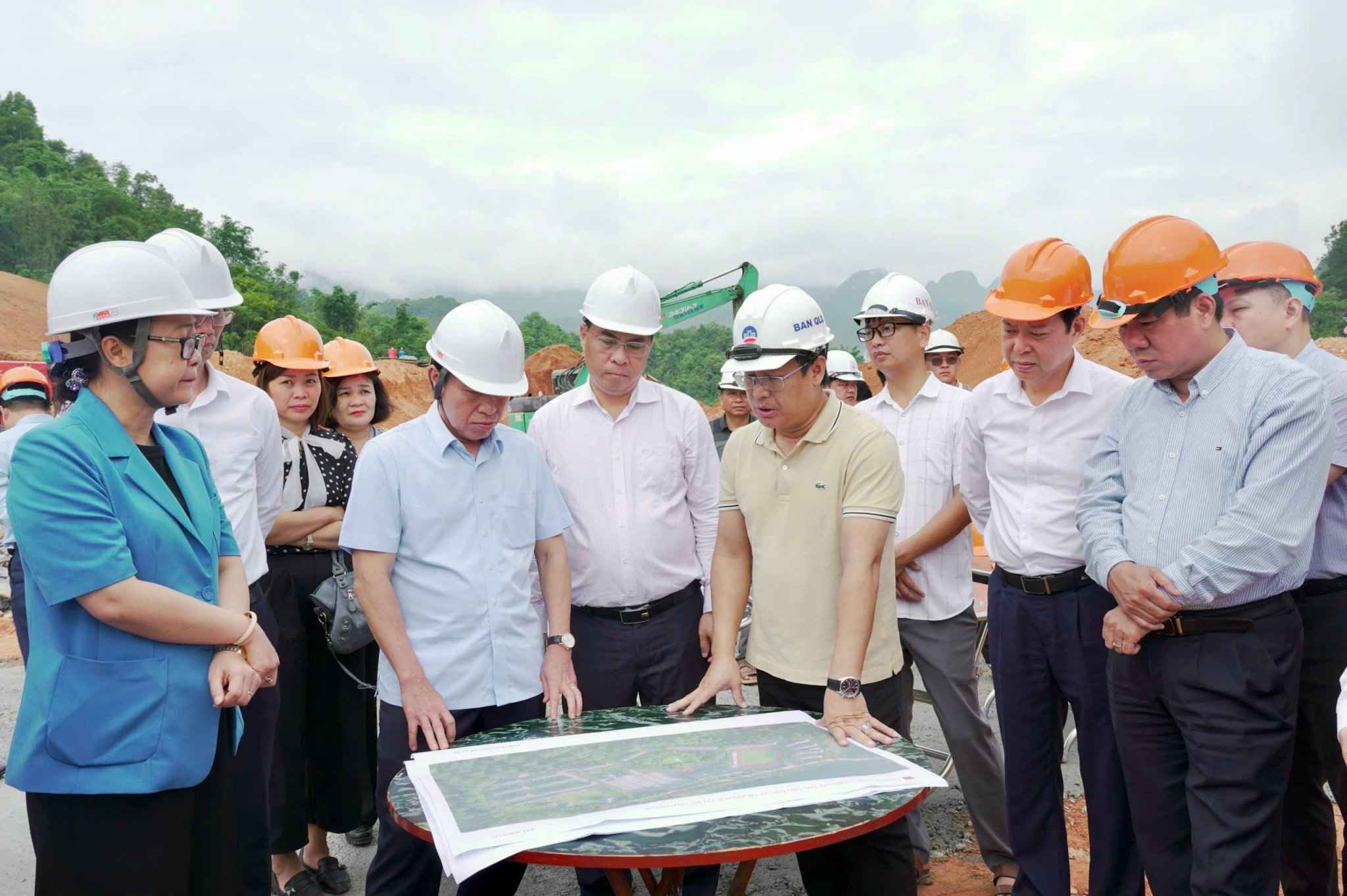 Deputy Prime Minister Le Tien Chau inspects the investment project to build Truong Ha Primary and Secondary Boarding School. Photo: Nguyet Ha
