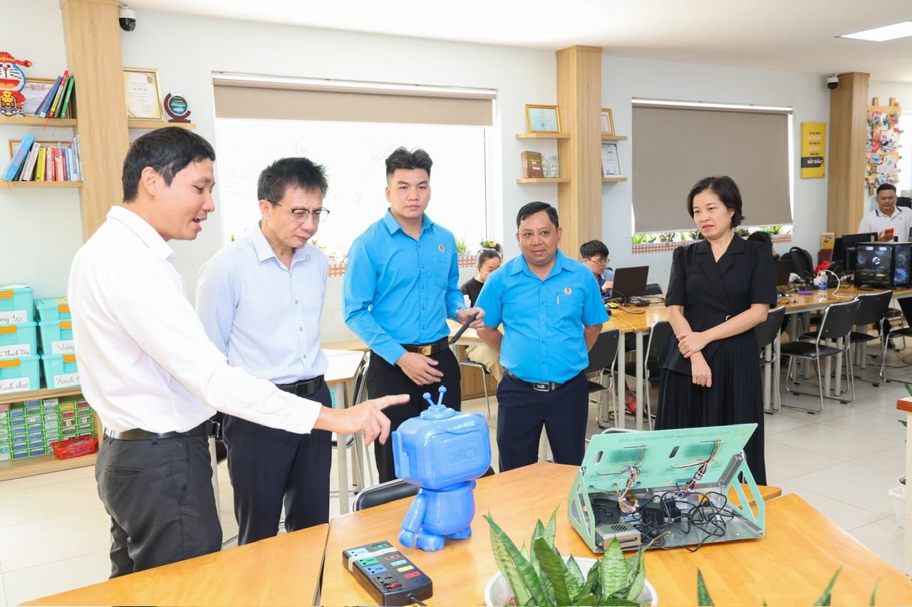 TS. Nguyễn Ngọc Ân (thứ 2 từ trái  qua) - Chủ tịch Công đoàn Giáo dục Việt Nam động viên và hỗ trợ nhóm giảng viên, nhà khoa học và sinh viên tại phòng nghiên cứu và ứng dụng trí tuệ nhân tạo của Trường Đại học Lạc Hồng. Ảnh:  NVCC