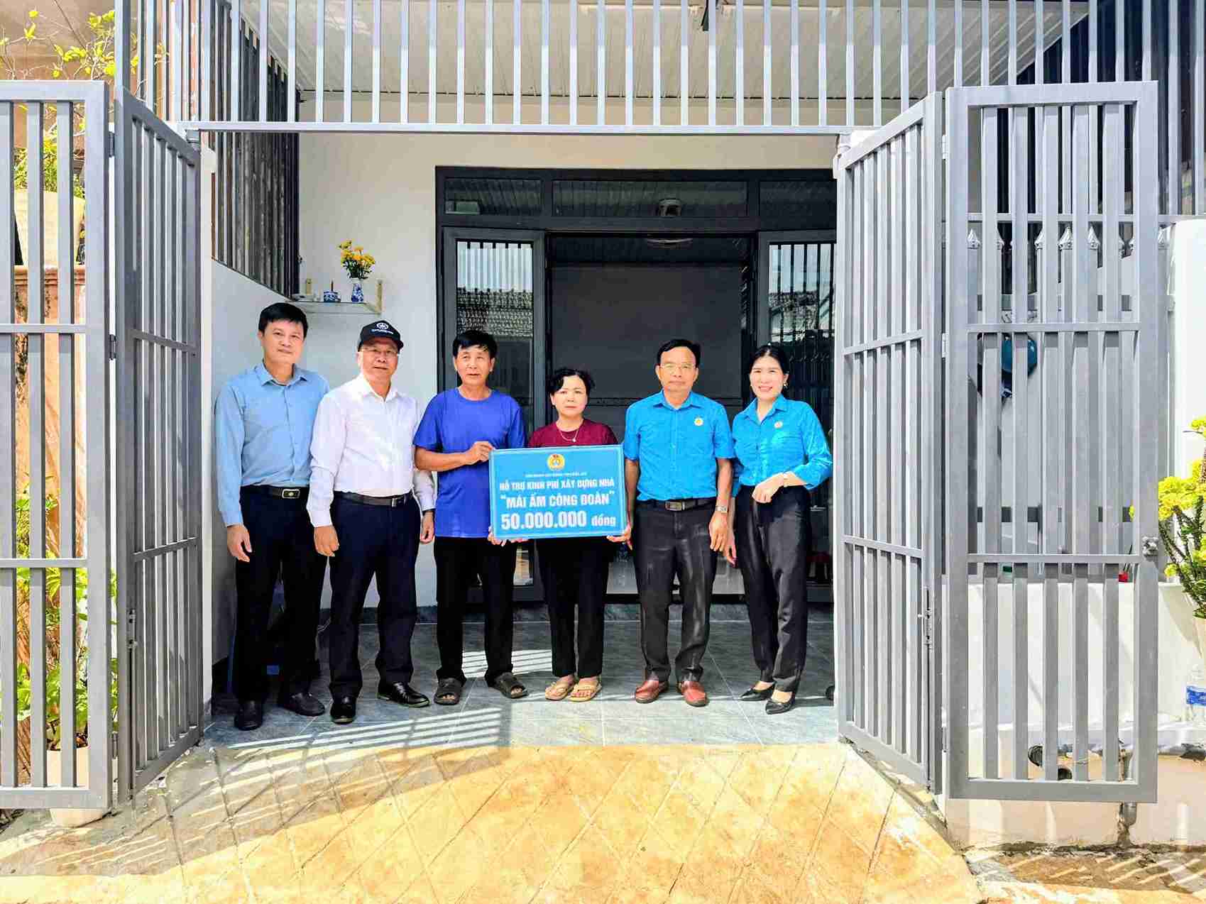 Worker Nguyen Thi Hoang Minh is supported with funds to build "Trade Union Shelter". Photo: Dak Lak Trade Union