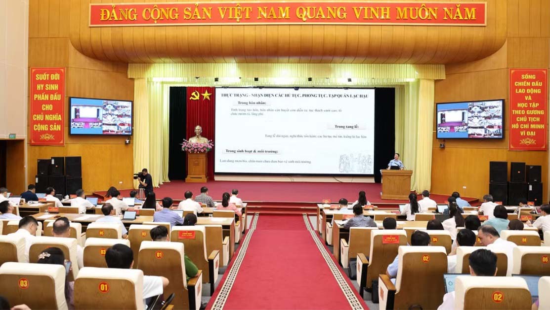 뚜옌꽝성 당위원회 집행위원회, 성 당위원회 상임위원회의 결의안 학습 및 관철 회의가 직접 및 온라인 형태로 158개 지점에서 개최되었습니다. 사진: 비엣박