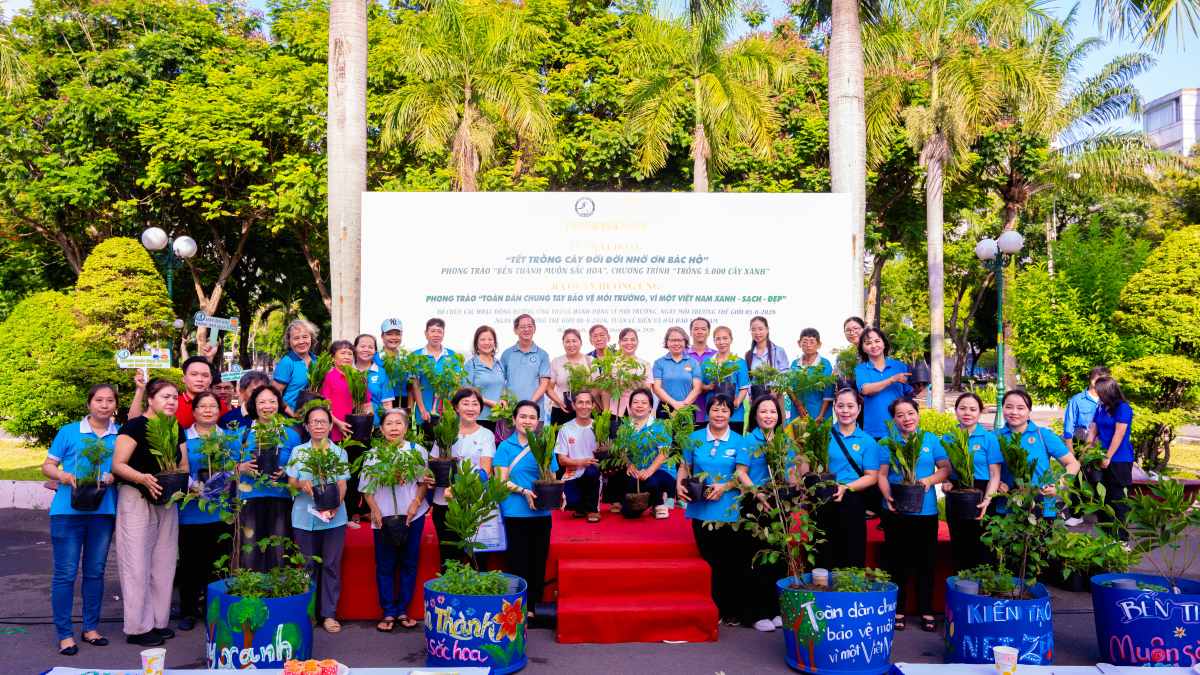 Trao tặng 250 chậu cây xanh các loại cho đại diện các khu phố, cơ quan, đơn vị, cơ sở tôn giáo, tín ngưỡng và người dân tham dự để tiếp tục trồng, chăm sóc. Ảnh: Minh Tâm