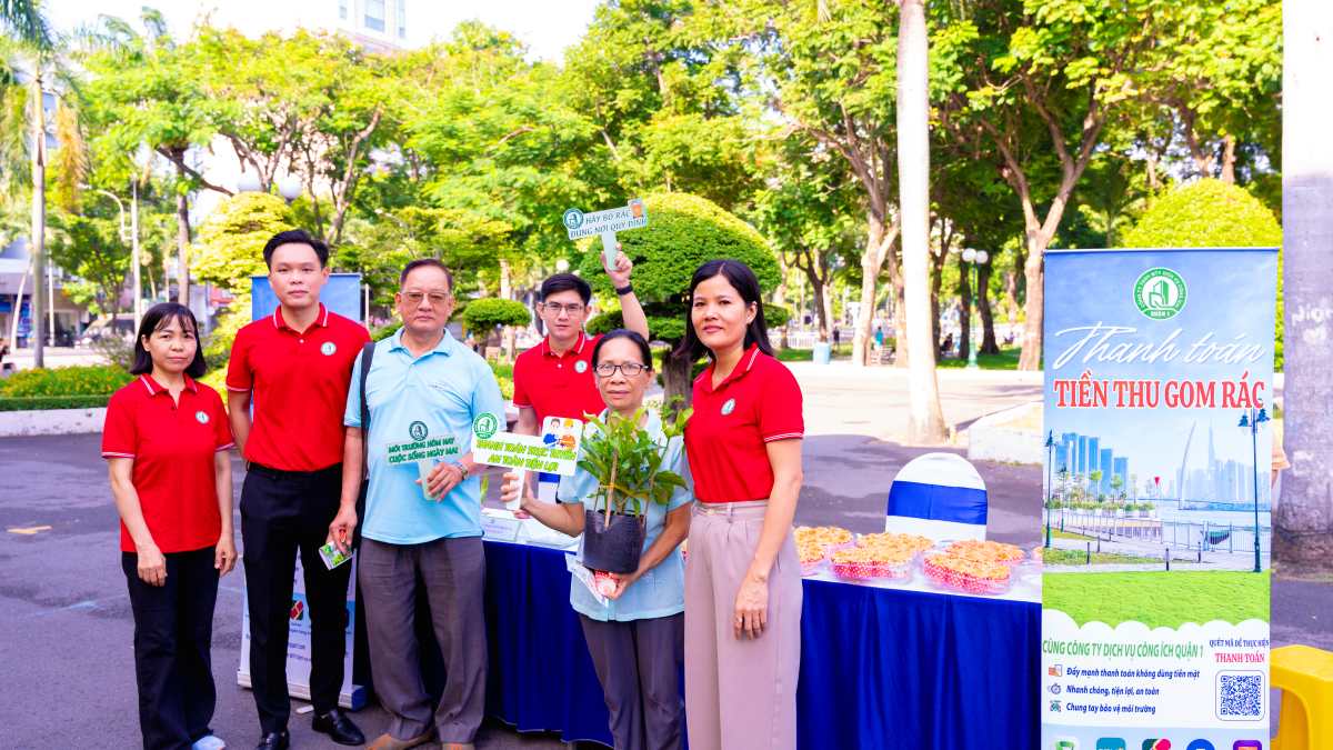Người dân tham gia chương trình đổi rác lấy quà, hướng dẫn cài đặt áp zalo thu gom rác thải tái chế... Ảnh: Minh Tâm