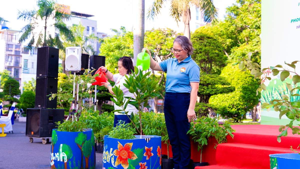 Bà Nguyễn Thị Hồng Nhung – Đảng ủy viên, Phó Chủ tịch Ủy ban MTTQ Việt Nam phường, Chủ tịch Hội Liên hiệp Phụ nữ phường cùng tham gia tưới cây. Ảnh: Minh Tâm