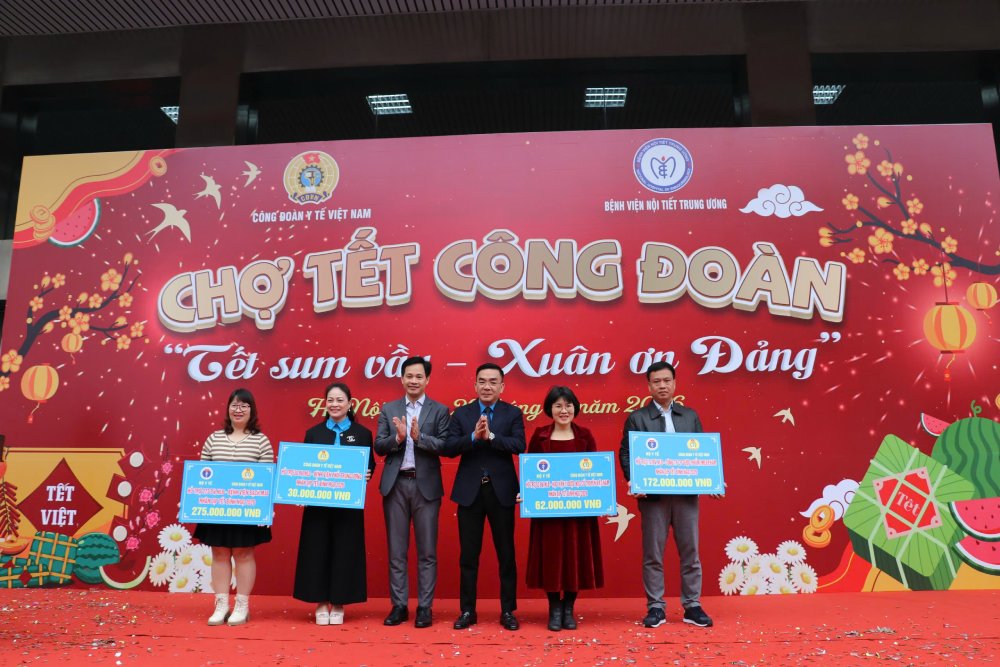 Đại diện các CĐCS trực thuộc nhận quà Tết của Công đoàn Y tế Việt Nam dịp Tết 2026.  Ảnh: Công đoàn ngành cung cấp