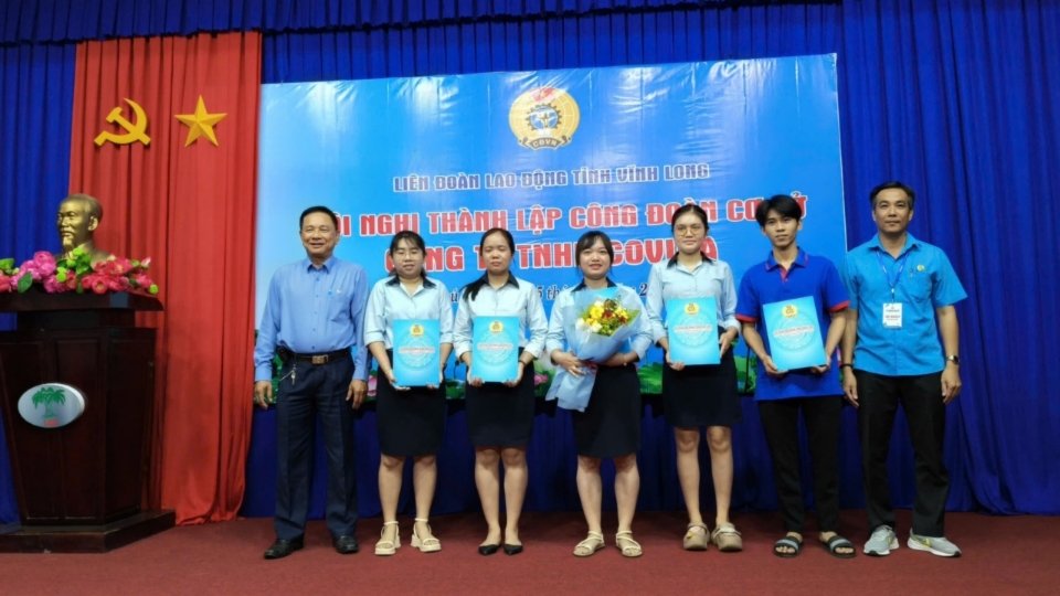Vinh Long Provincial Labor Federation awarded the decision to establish the grassroots trade union and appointed the Executive Committee of the Covina Co., Ltd. Grassroots Trade Union. Photo: Vinh Long Provincial Labor Federation