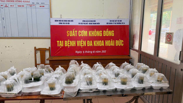 50 suất cơm được chuẩn bị chu đáo để trao tặng tại Bệnh viện đa khoa Hoài Đức. Ảnh: Công an Thành phố Hà Nội