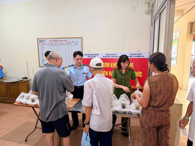 Giving free meals to patients and their families. Photo: Hanoi City Police