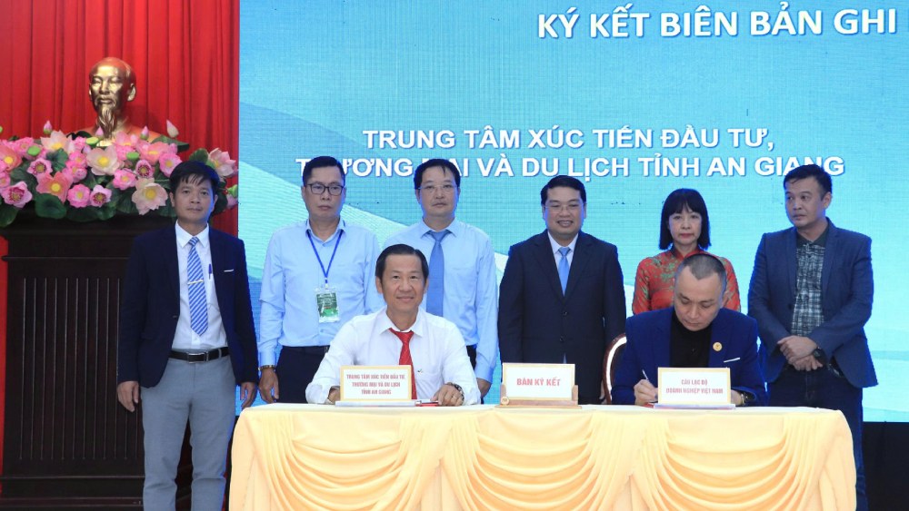 Các đơn vị ký kết ghi nhớ hợp tác tại Hội nghị. Ảnh: Lê Vy