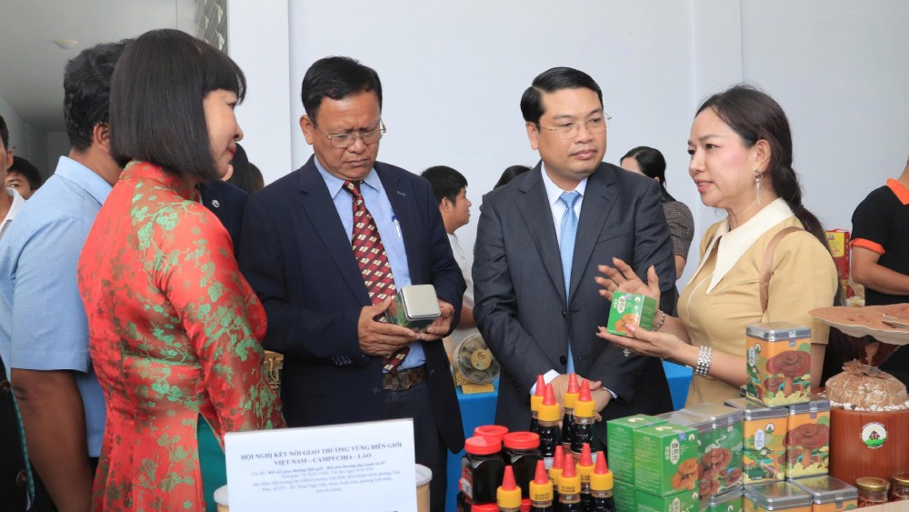 Delegates visit the OCOP booth at the Vietnam - Cambodia - Laos border trade connection conference. Photo: Le Vy