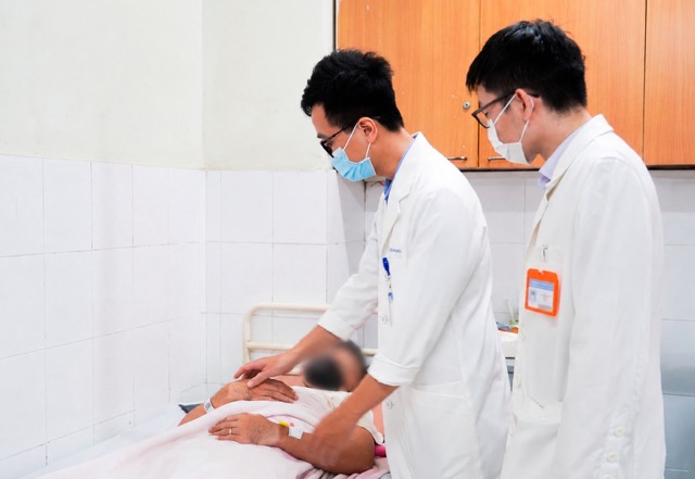Doctors examine patients with a history of mumps followed by complications of testicular inflammation. Photo: BVCC