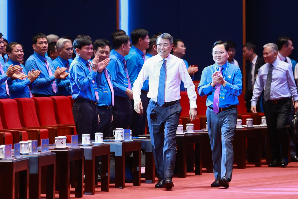 Ủy viên Bộ Chính trị, Thủ tướng Chính phủ Lê Minh Hưng và Ủy viên Trung ương Đảng, Phó Chủ tịch Ủy ban Trung ương MTTQ Việt Nam, Chủ tịch Tổng Liên đoàn Lao động Việt Nam tại chương trình trao đổi, thảo luận với đại biểu dự Đại hội XIV Công đoàn Việt Nam. Ảnh: Hải Nguyễn