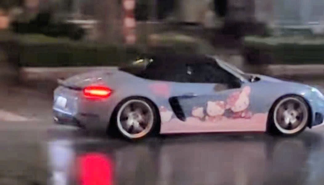 Công an mời chủ xe ô tô hiệu Porsche thực hiện  "drift" xe trong khu đô thị Sala lên làm việc. Ảnh: Người dân cung cấp

