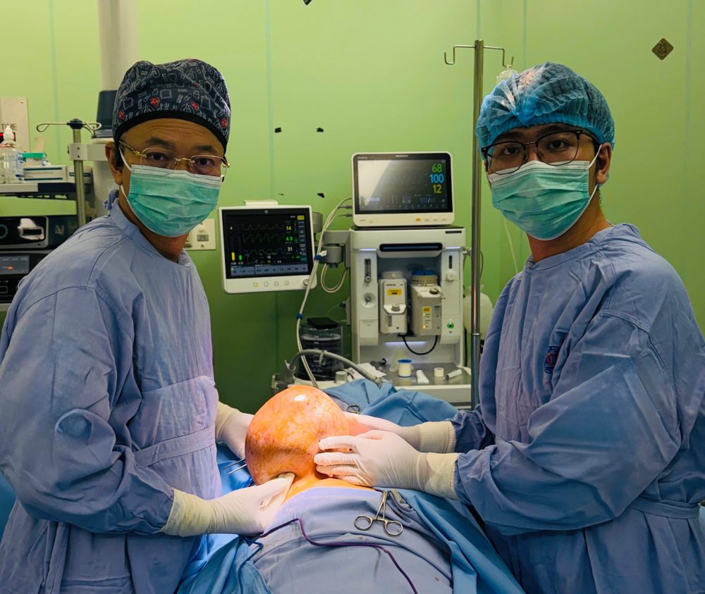 Nearly 4kg breast tumor successfully operated on by doctors. Photo: Tran Ha