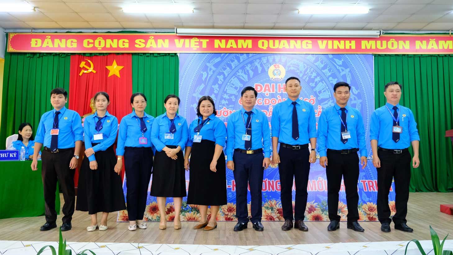Teacher Nguyen Quoc Trung - Chairman of the grassroots Trade Union of Can Tho Vocational College (4th from right) - wishes the Trade Union's activities to become more in-depth and substantive. Photo: My Ly
