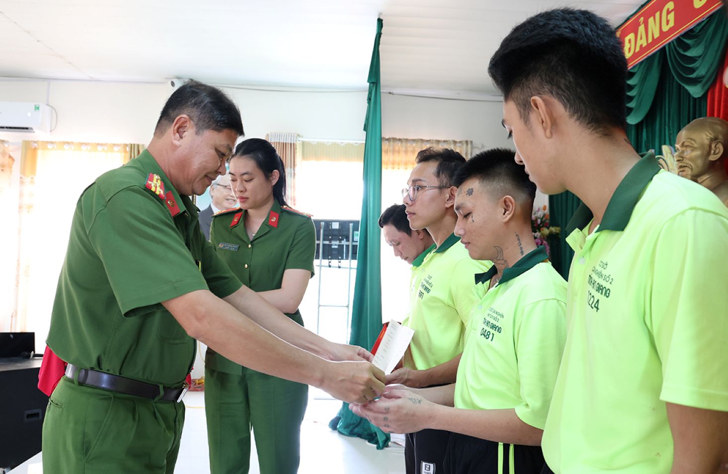 Trao Chứng chỉ nghề cho học viên tại Cơ sở cai nghiện ma túy số 2. Ảnh: Vũ Tiến