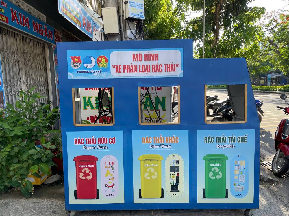 Mô hình xe phân loại rác thải được phường Cái Khế triển khai. Ảnh: Khánh Linh 