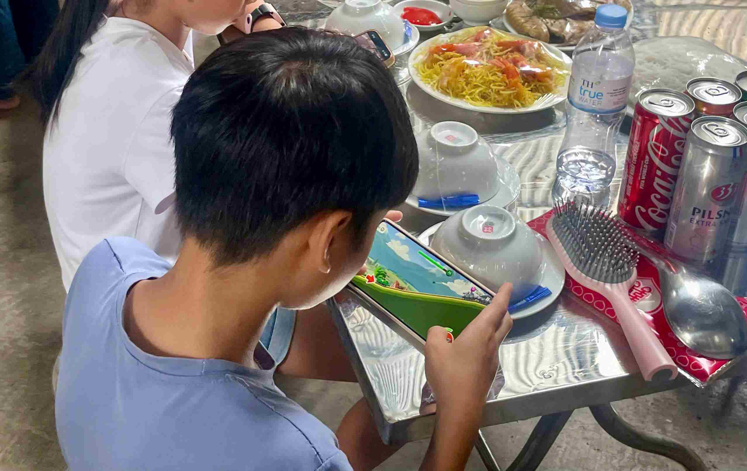 Dành quá nhiều thời gian cho điện thoại có thể tác động tiêu cực đến thị lực của trẻ nhỏ nếu không được kiểm soát hợp lý. Ảnh: Minh Vũ