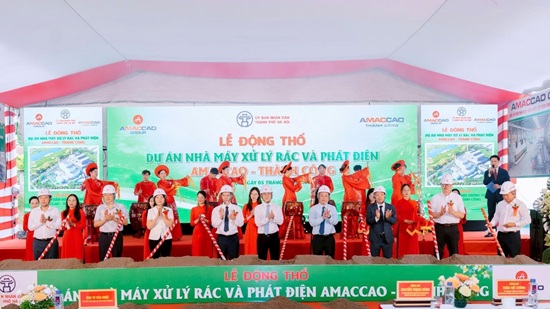 Groundbreaking ceremony for a 1,000-ton daily waste treatment plant in Hanoi. Photo: Pham Cong