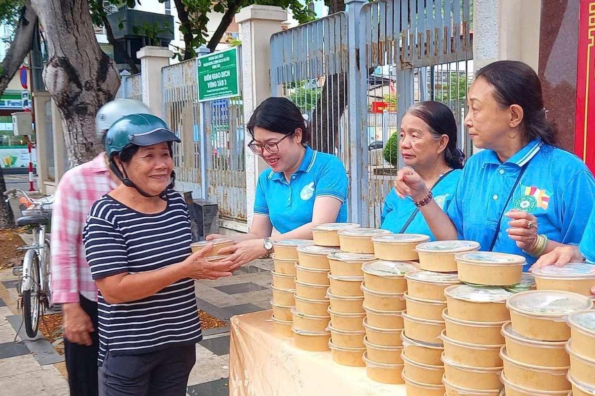 Giving 200 breakfast portions to workers in Vung Tau ward. Photo: Hanh Vu