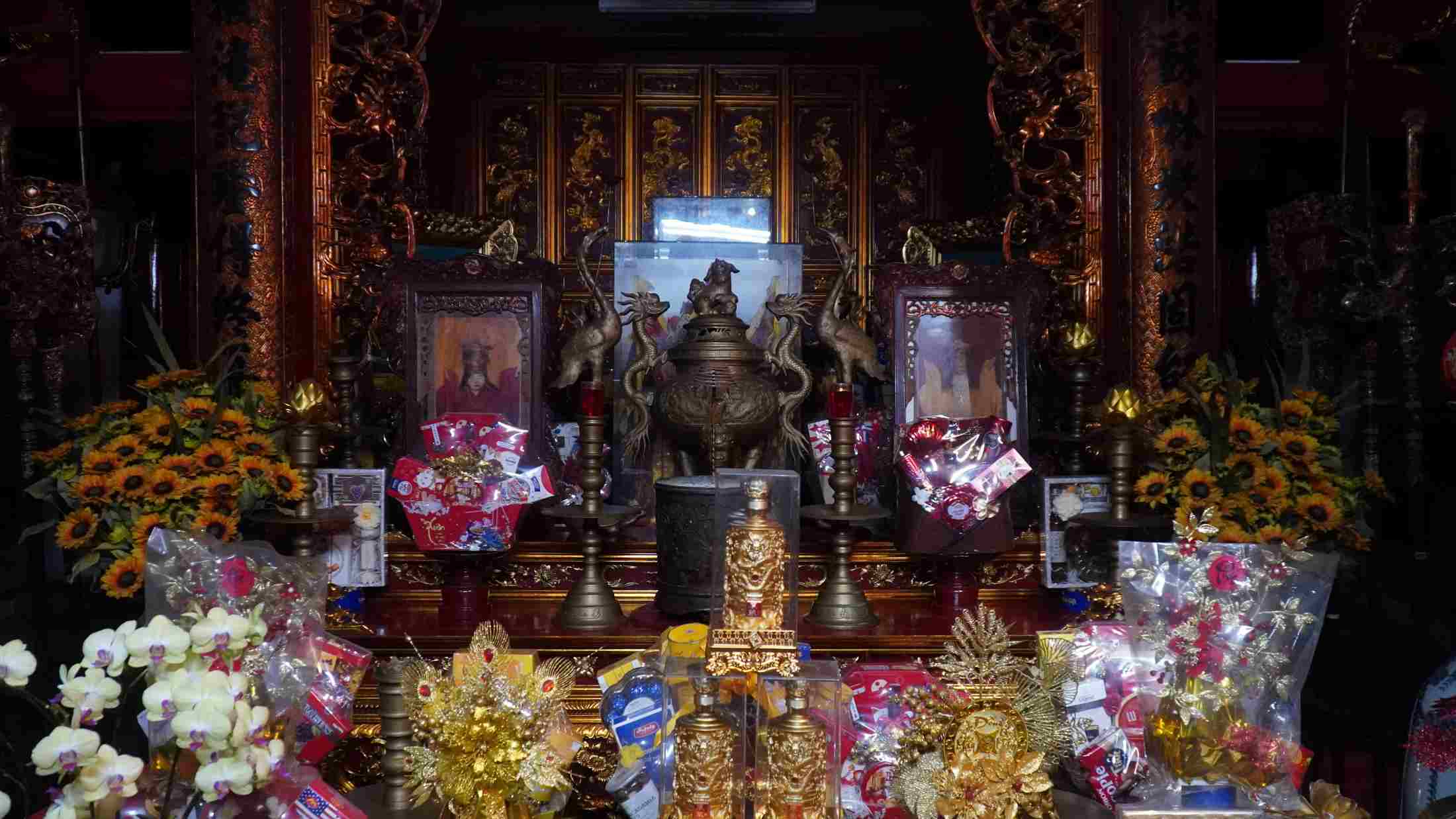 Bên trong đền thờ Hai Bà Trưng. Ảnh: Minh Chính
