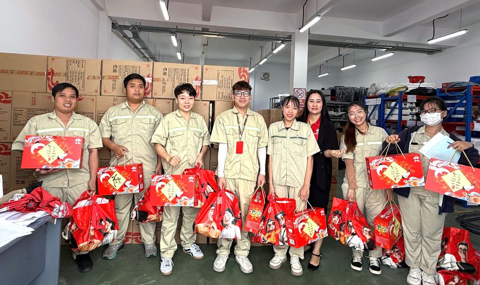 Chị Nguyễn Thị Vân (thứ 3 từ phải sang)- Chủ tịch Công đoàn cơ sở Công ty TNHH Want Want Việt Nam tặng quà cho đoàn viên, công nhân, người lao động tại đơn vị. Ảnh: Thanh Nhàn