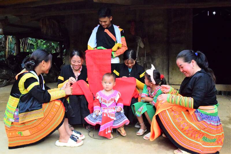 Nghề thêu và nghề rèn truyền thống của đồng bào dân tộc H'Mông xã Mường Lèo. Ảnh: Trường Sơn