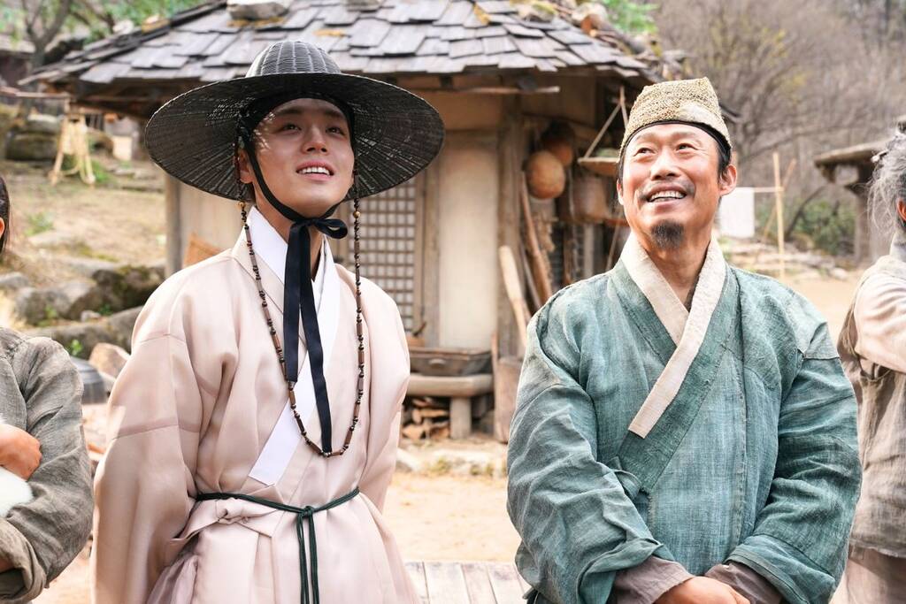 Park Ji Hoon và Yoo Hae Jin trong phim “Dưới bóng điện hạ“. Ảnh: Nhà sản xuất