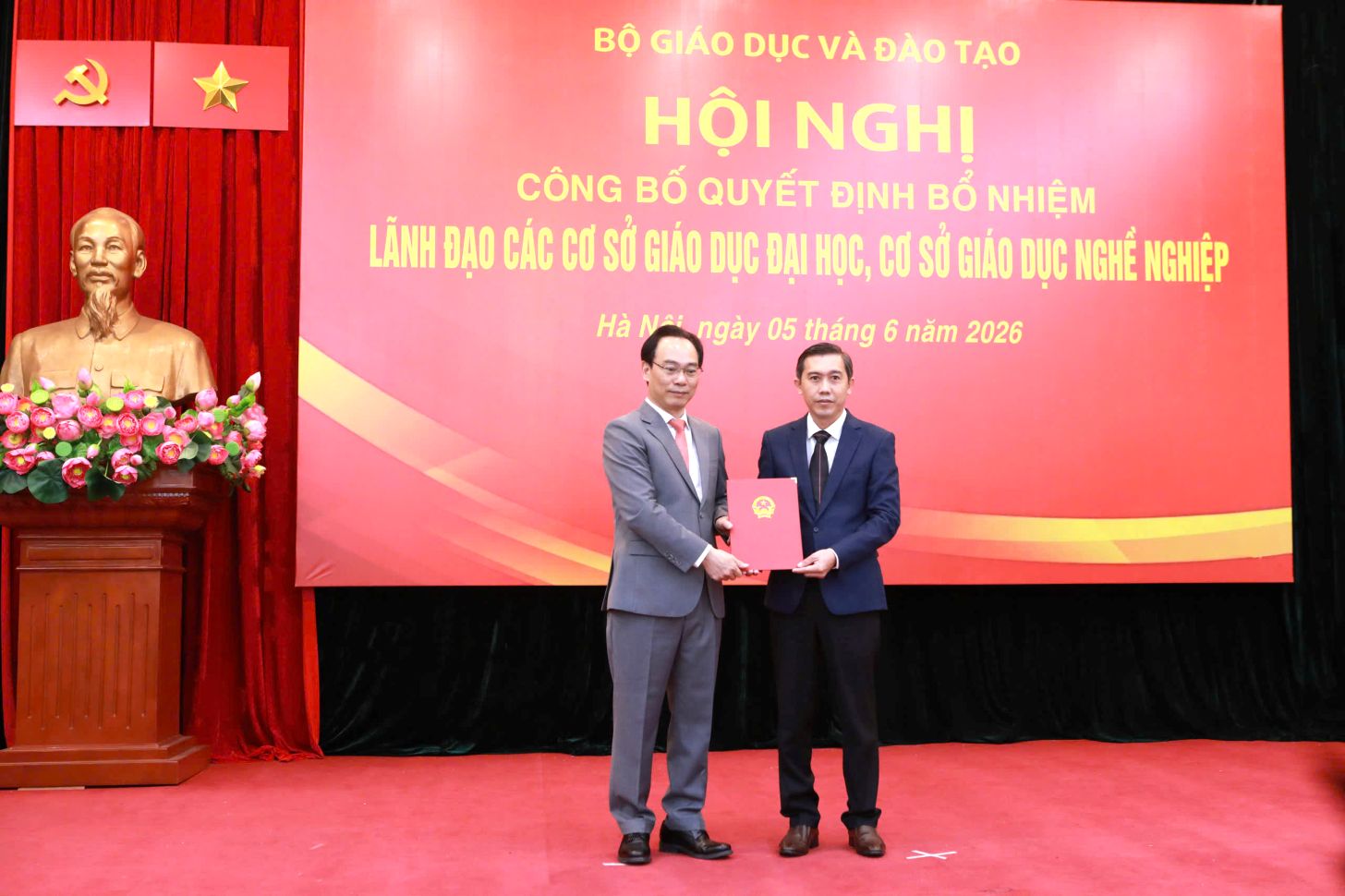 Tiến sĩ Trương Tấn Đạt (phải ảnh) nhận quyết định của Bộ Giáo dục và Đào tạo bổ nhiệm giữ chức Hiệu trưởng Trường Đại học Đồng Tháp. Ảnh: Trường Đại học Đồng Tháp.