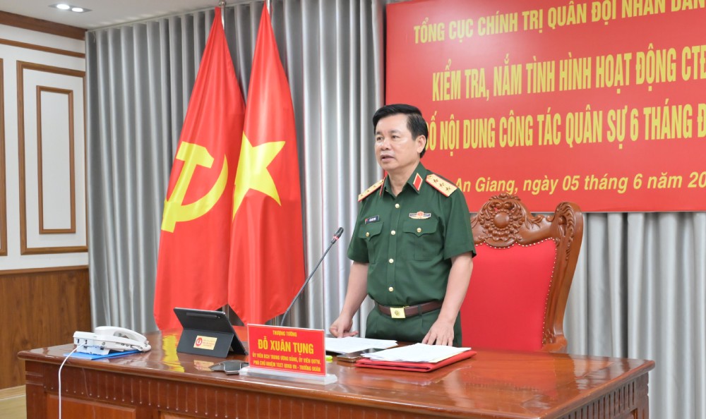 Thượng tướng Đỗ Xuân Tụng, Phó Chủ nhiệm Tổng cục Chính trị phát biểu chỉ đạo. Ảnh: Đức Thái