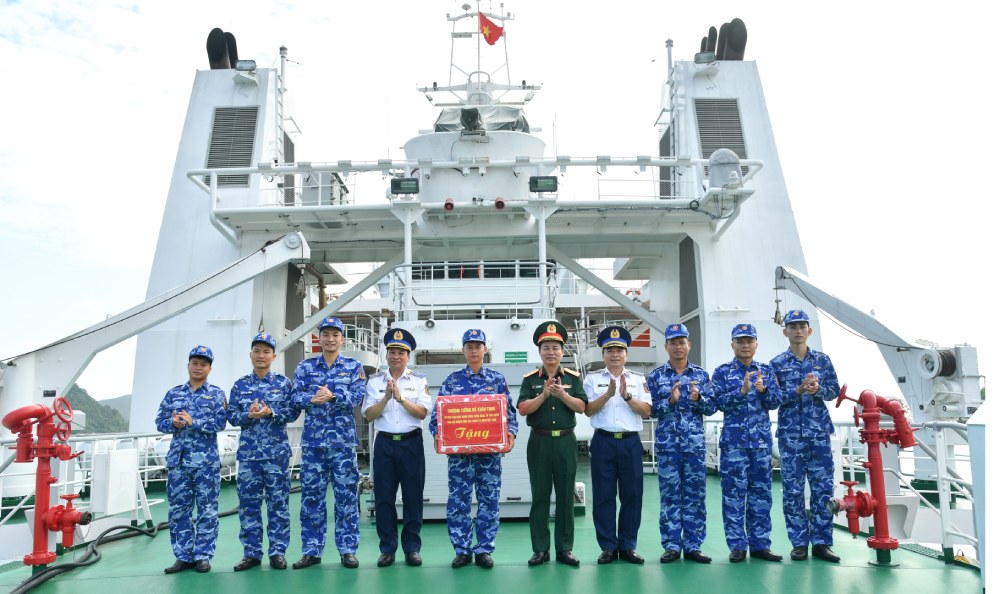 Thượng tướng Đỗ Xuân Tụng tặng quà động viên cán bộ, nhân viên Tàu CSB 8005, Hải đoàn 42, Bộ Tư lệnh Vùng Cảnh sát biển 4. Ảnh: Đức Thái
