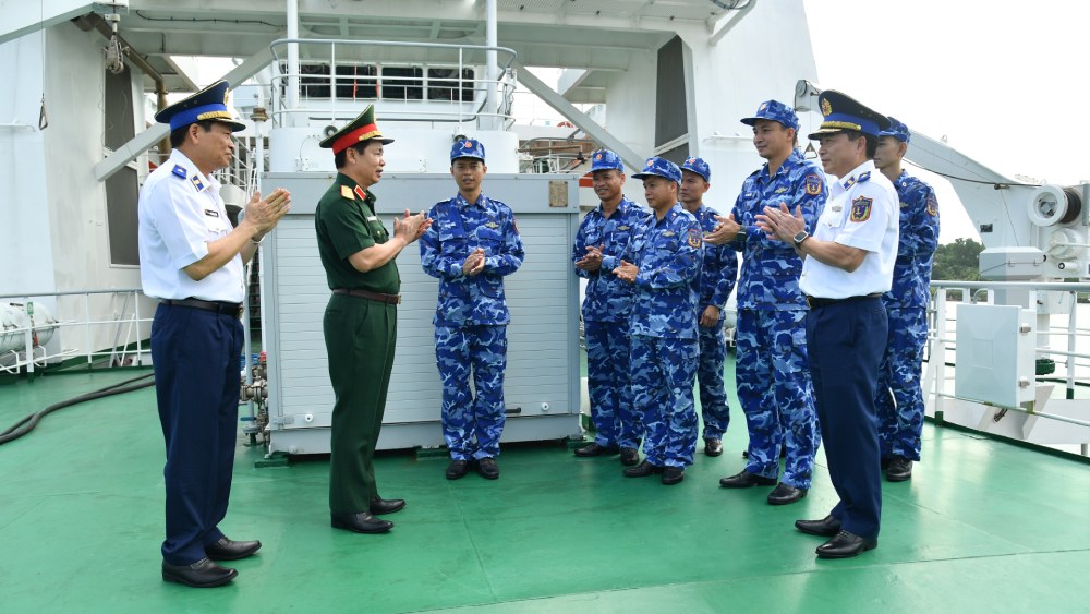 Senior Lieutenant General Do Xuan Tung, Deputy Director of the General Department of Politics, and the inspection delegation visited and encouraged officers and staff of Coast Guard ship 8005. Photo: Duc Thai