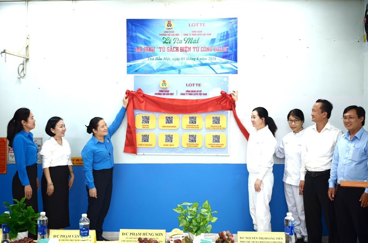 Thu Dau Mot Ward Trade Union coordinates with businesses to launch the "Trade Union Electronic Bookcase" model. Photo: Trade Union provided