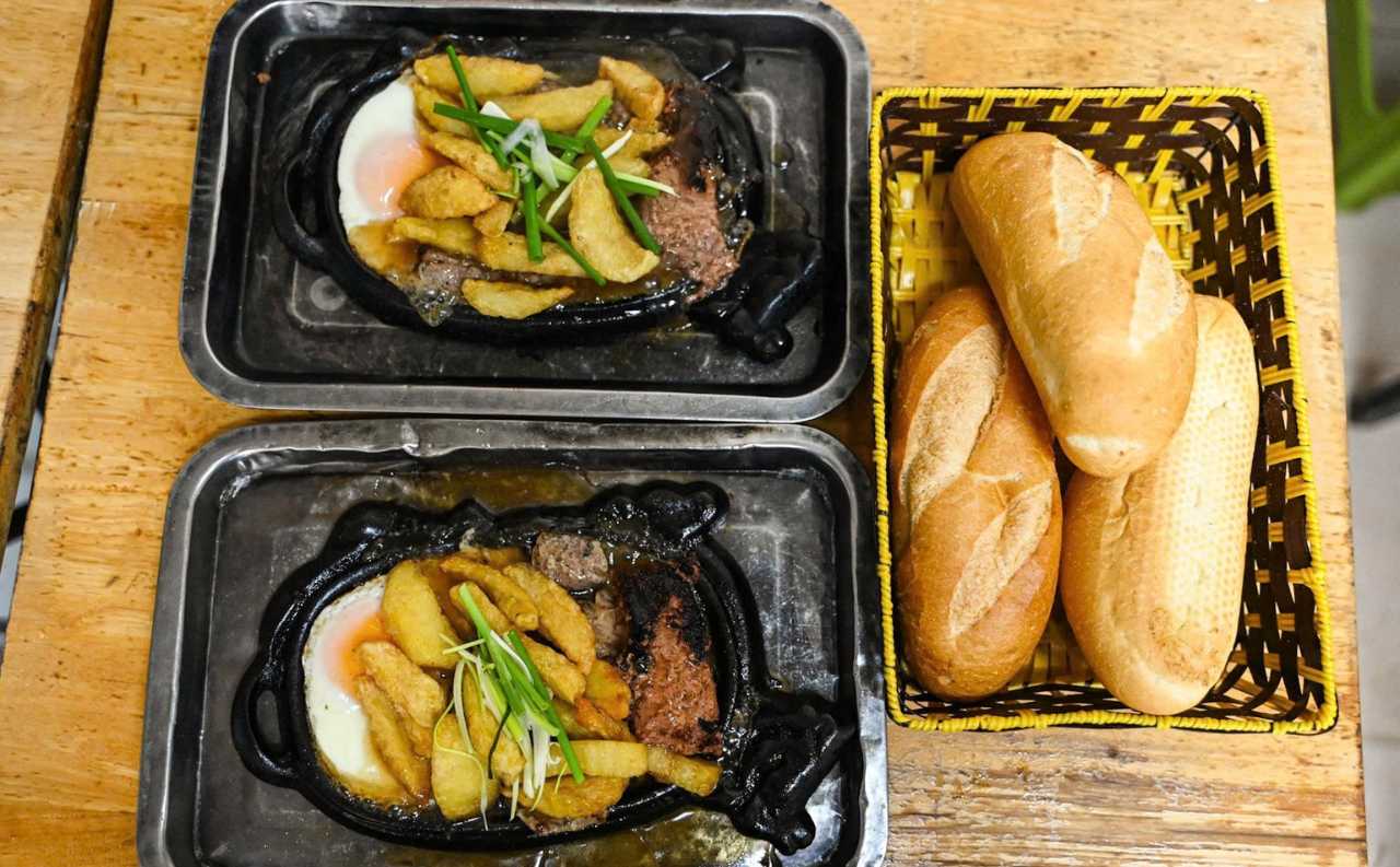 Một suất bít tết tại quán được đánh giá đầy đặn, phù hợp khẩu vị người Việt. Ảnh: Ngọc Hà