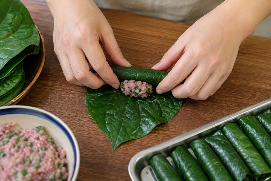 Chả lá lốt được cuốn chắc tay sẽ đẹp mắt hơn. Ảnh: VFC