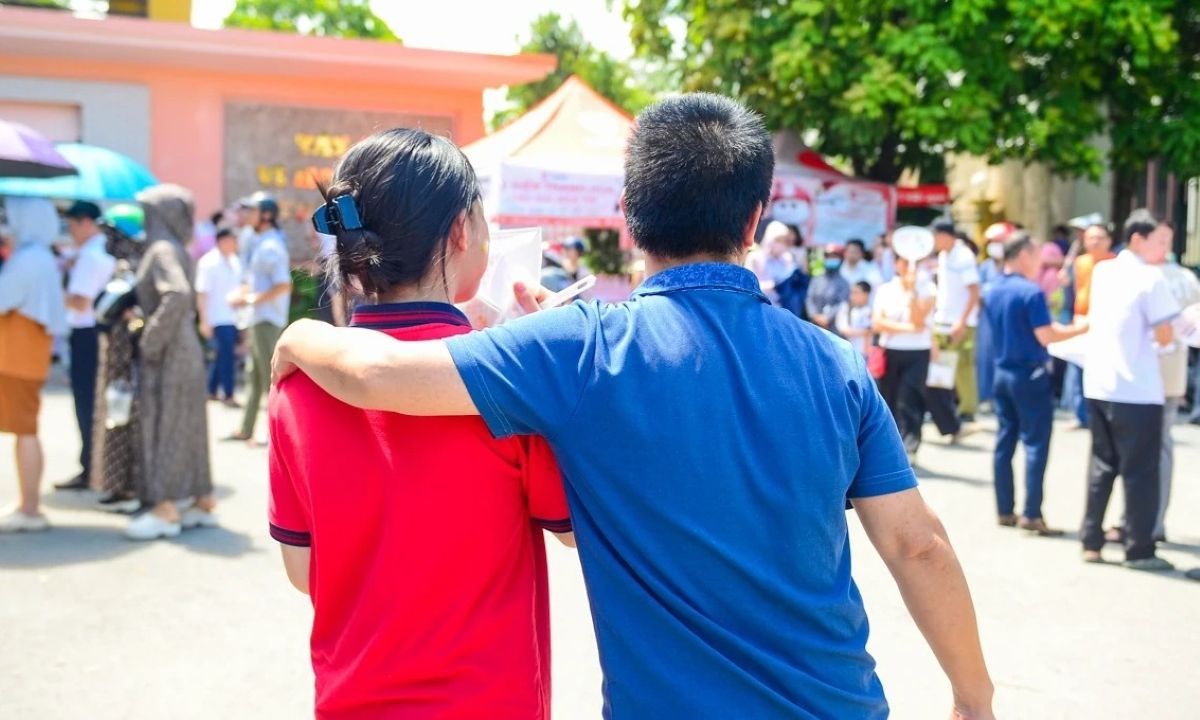 Các phụ huynh động viên con sau khi kết thúc bài thi. Ảnh: Quách Du