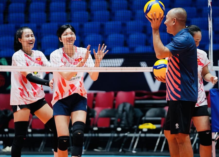 The Vietnamese women's volleyball team has practiced getting acquainted with the AVC Cup 2026 stadium. Photo: vfv